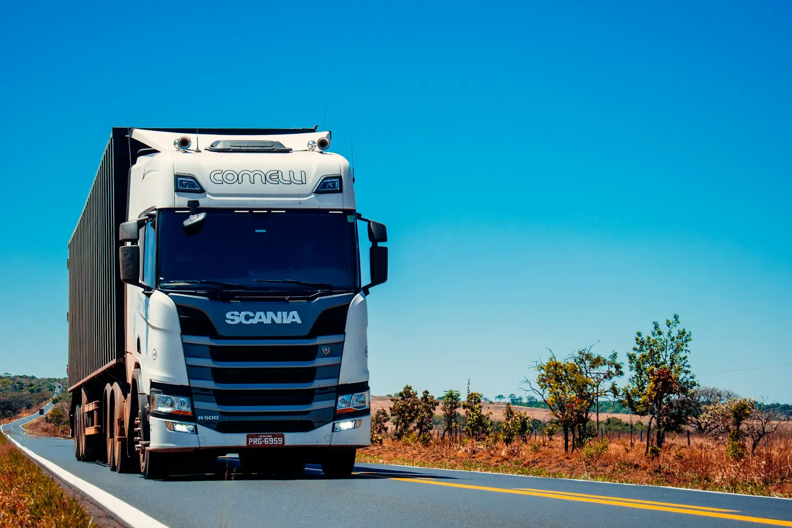 Camion porteur sur la route, véhicule équipé pour le transport de marchandises