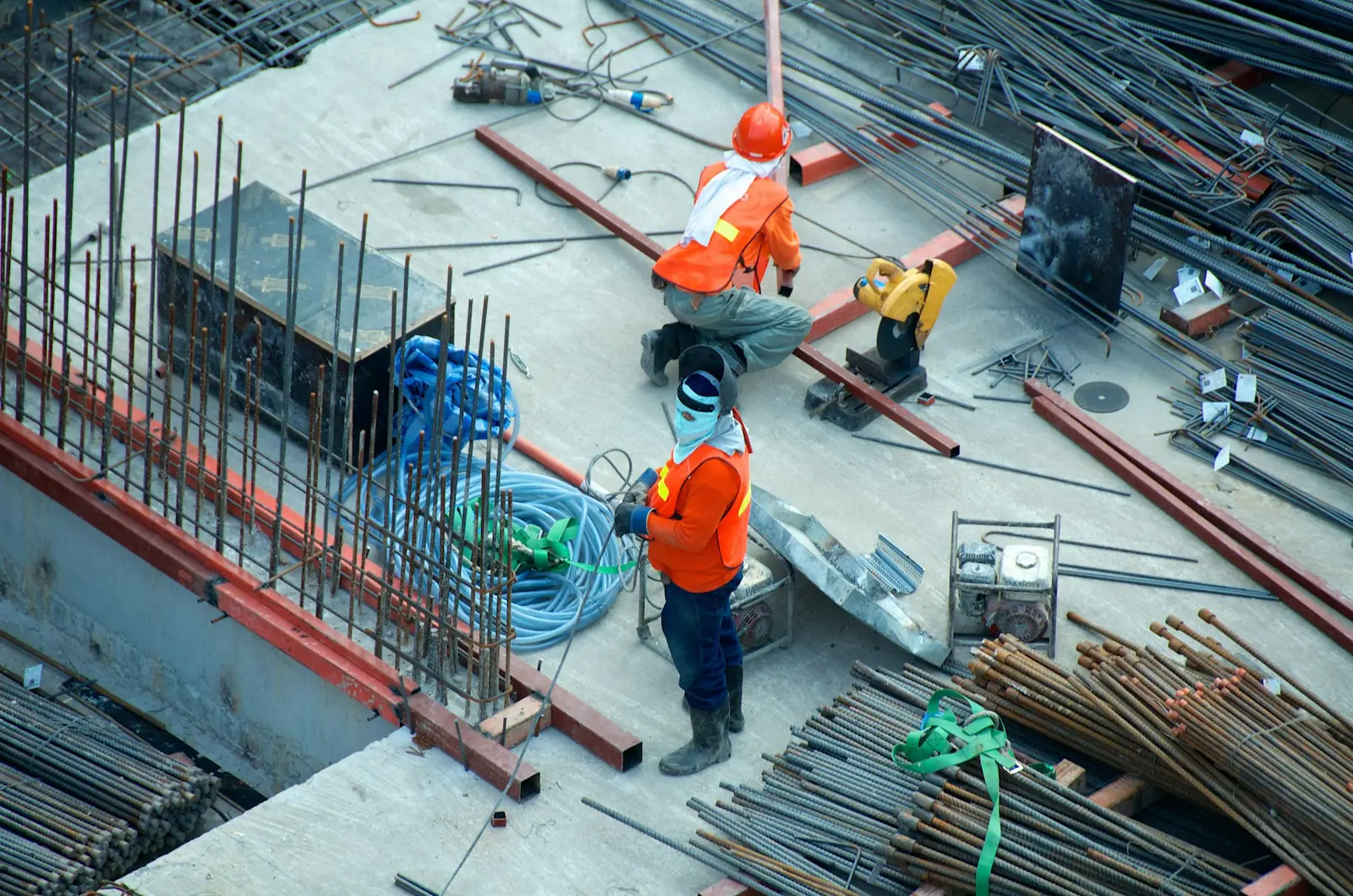 Chantier de BTP vu d'en haut, ouvriers en tenue de sécurité