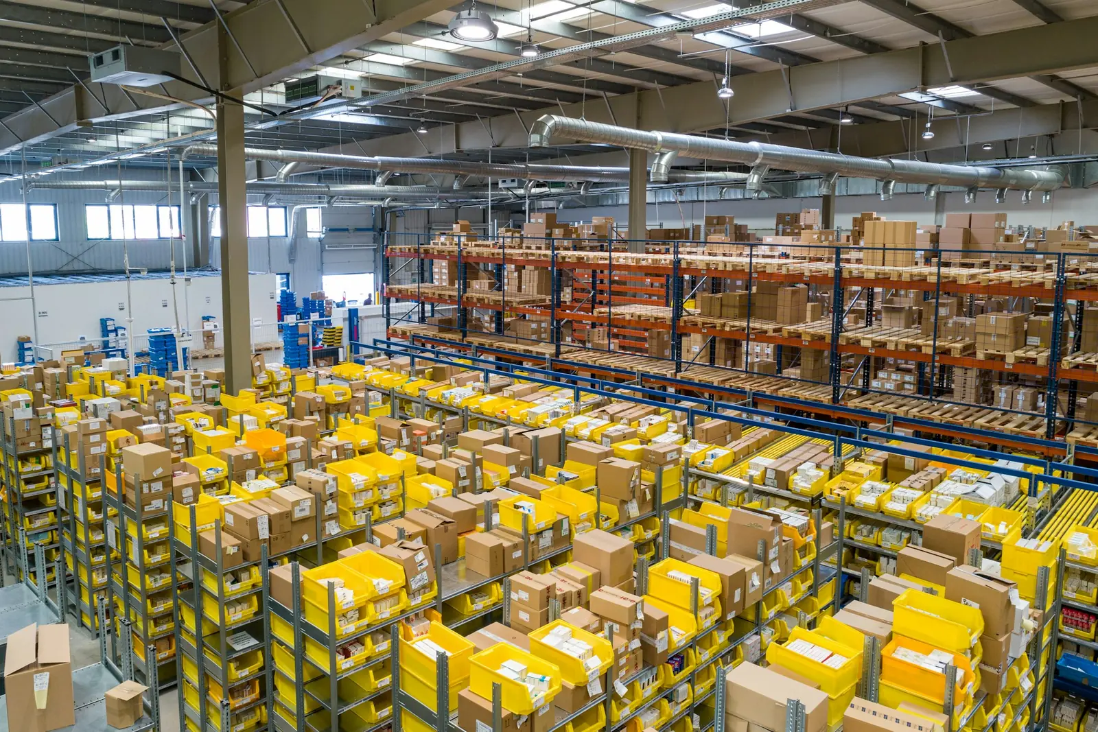 Entrepôt logistique avec rayonnages et allées de circulation des chariots élévateurs