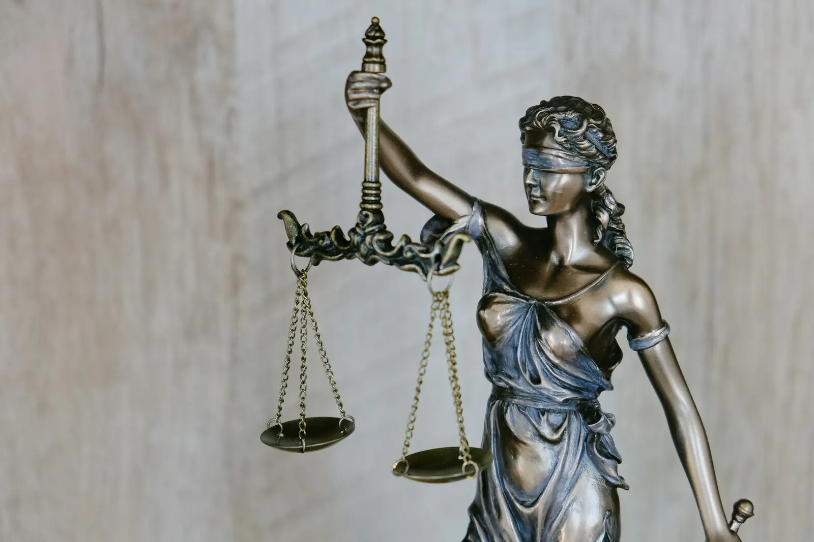 Statue de la justice aux yeux bandés tenant une balance